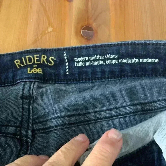 Lee Riders Petite Lightweight, Dark Wash, Midrise Skinny w Raw Hem, Size 8 - Picture 4 of 6